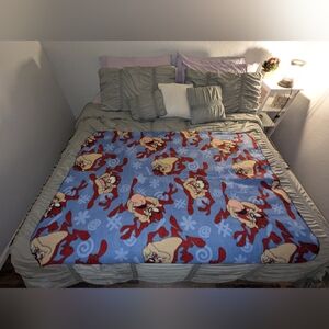 {SOLD}Vintage Tasmanian Devil Fleece Throw